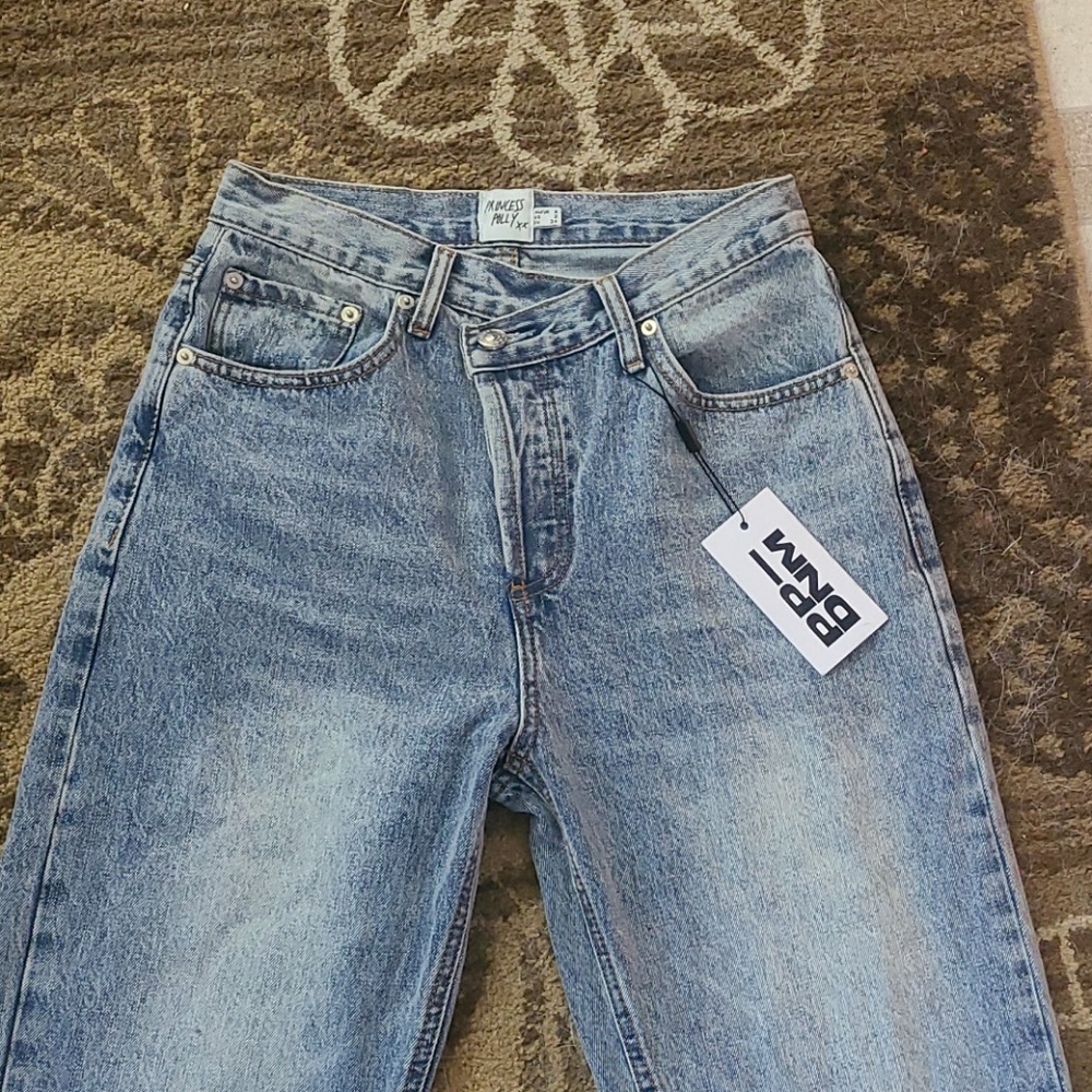 HOLLY ASYMMETRIC STRAIGHT LEG JEAN LIGHT